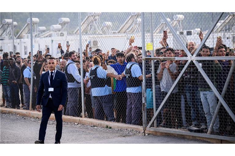 Bewohner des Flüchtlingslagers reagierten im Oktober 2024 sehr emotional und mit "Germany"-Rufen auf den Besuch von Bundespräsident Steinmeier bei der Registrierungs- und Aufnahmeeinrichtung für Geflüchtete in Malakasa, nördlich von Athen. (Archivbild)
