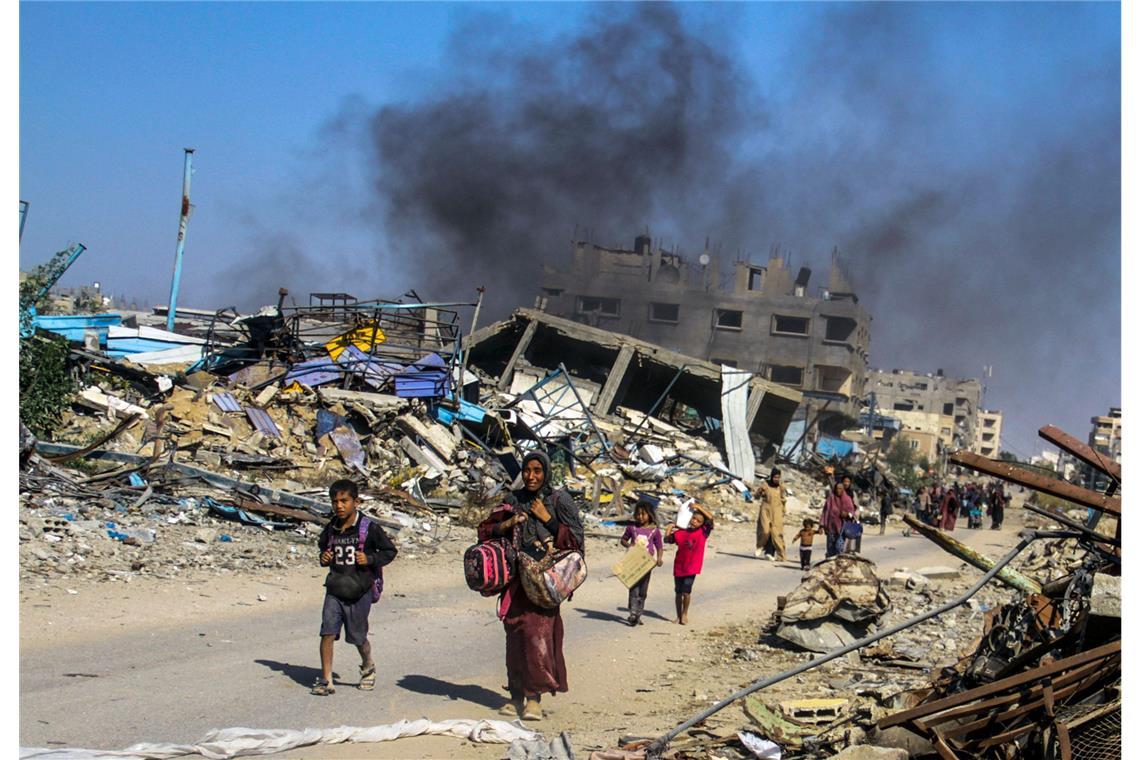 Israels Armee erklärt weitere Hamas-Geisel für tot Bewohner des palästinensischen Gebiets Beit Lahia fliehen vor den Angriffen Israels.