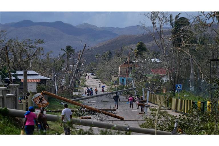 Bewohner gehen durch Lacovia Tombstone in Jamaika nach dem Durchzug des Hurrikans «Melissa