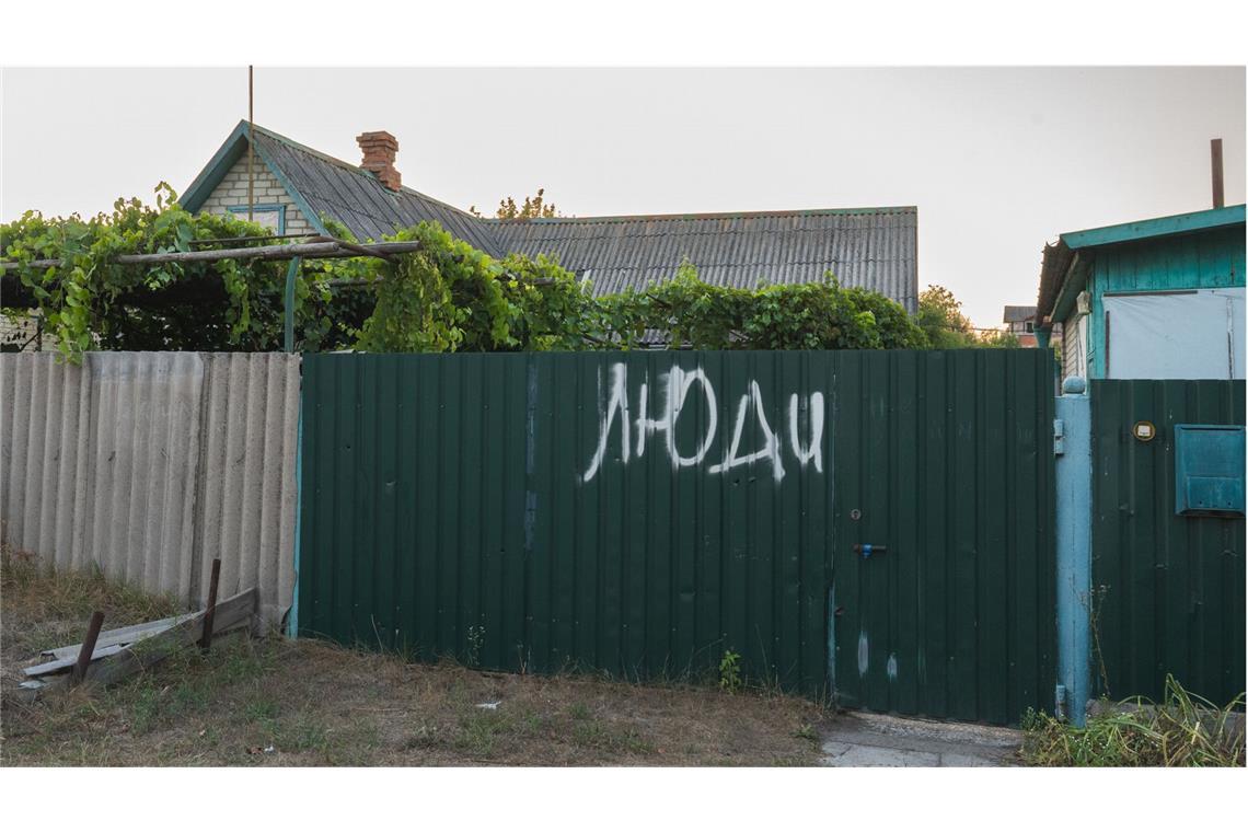 Zwei Wochen Luftalarm Bewohner haben auf diese Hauswand in Lyman „Menschen“ geschrieben. Damit wollten sie signalisieren, dass sich in dem Haus Zivilisten befinden. Häufig sollen diese Häuser dann gezielt angegriffen worden sein.