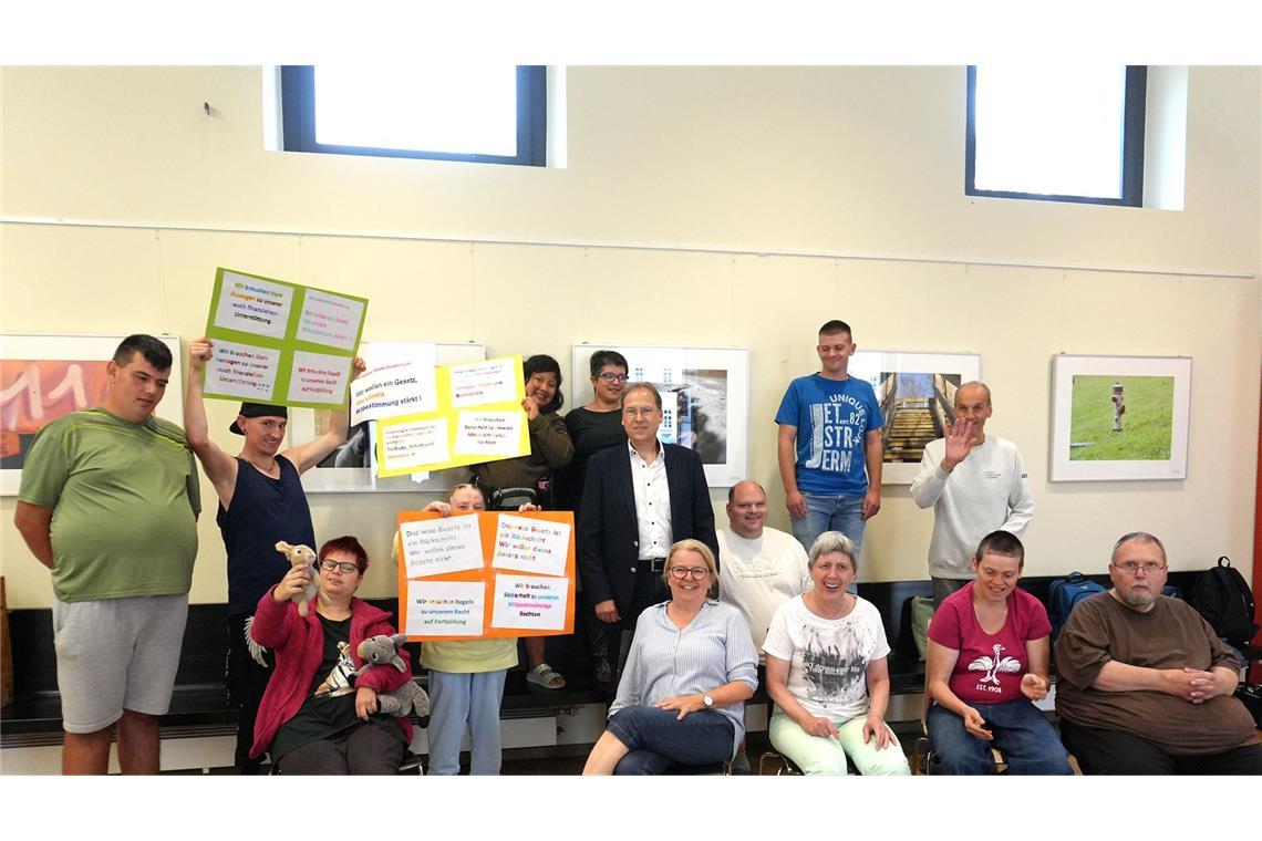 Bewohnerbeiräte haben ihren Protest gegen das Pflegegesetz auf Plakaten formuliert.