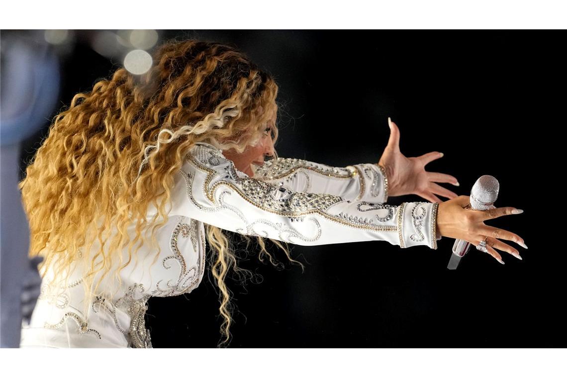 Beyoncé macht zu NFL-Auftritt mysteriöse Andeutung Beyoncé begeisterte Zuschauer mit einem spektakulären Auftritt.