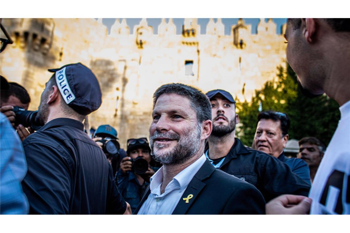 Bezalel Smotrich (M.) nimmt an der Jerusalemtags-Parade am 14.05. am Damaskustor in der Altstadt von Jerusalem teil. Der rechtsextreme israelische Finanzminister fordert, dass das gesamte Land Israel gehören soll.