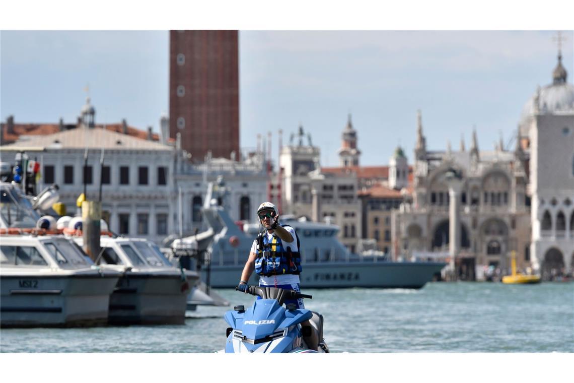 Bezos-Hochzeit in Venedig: Polizeibeamte patrouillieren vor den erwarteten Hochzeitsfeierlichkeiten von Jeff Bezos und Lauren Sanchez vor dem Markusplatz.
