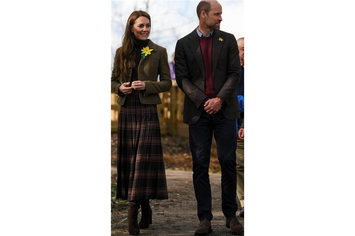 <b>Februar:</b> Die Wales’ in Wales – und Prinzessin Kate zeigt besten britischen Country-Chic in einem Midi-Schottenrock von Gucci und einem taillierten Kurzjäckchen aus dem Hause Ralph Lauren, das die 43-Jährige schon vor fast 20 Jahren trug. Dazu: Kates geliebte und in ihrem Schuhschrank offenbar in vielen Farbvariationen vorhandenen Wildlederstiefel.