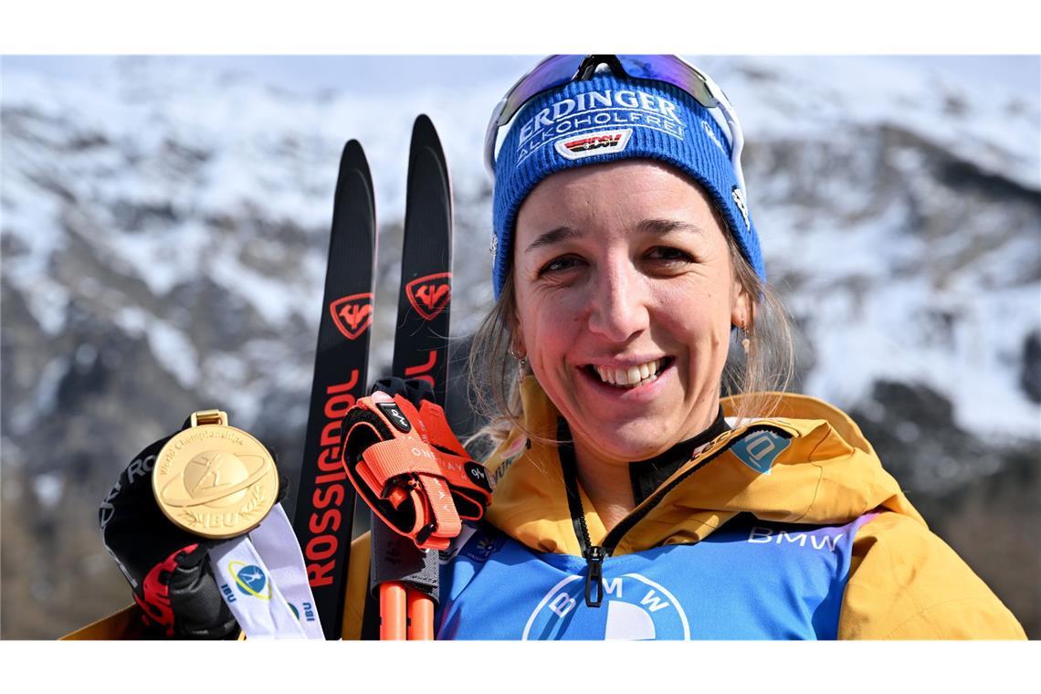 Diese Stars sind die größten deutschen Olympia-Hoffnungen <b>Franziska Preuß (31)</b>: Die Biathletin hat erstmals den Gesamtweltcup gewonnen, dazu gleich vier WM-Medaillen – darunter Gold in der Verfolgung. Die Olympia-Wettkämpfe in Antholz könnten zum Höhepunkt ihrer Karriere werden. Zuvor fliegt sie mit ihrem Freund Simon Schempp für zwei Wochen in den Urlaub nach Thailand, um Kraft zu tanken für die nächste Saison, auch mental: „Dort interessiert sich keiner für Biathlon.“