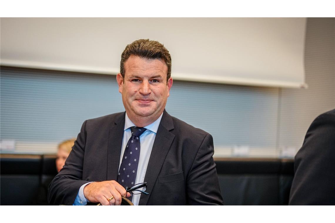 <b>Hubertus Heil</b>, ehemaliger Bundesminister für Arbeit und Soziales, hat in seinem niedersächsischen Wahlkreis Gifhorn-Peine erneut das Direktmandat gewonnen und vertritt die Region weiterhin im Bundestag. Seit Juni 2025 ist er außerdem Beauftragter für Kirchen und Religionsgemeinschaften der SPD-Bundestagsfraktion.