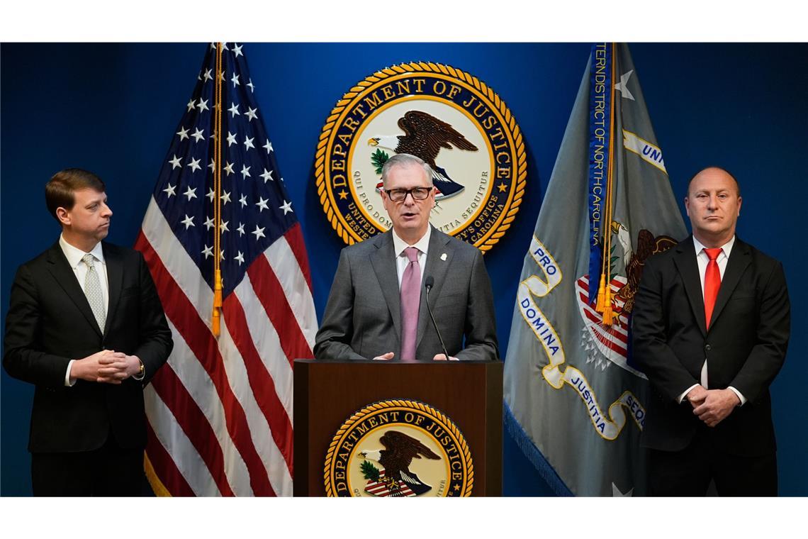 BI-Spezialagent James C. Barnacle, Jr. (M), US-Staatsanwalt Russ Ferguson (r) und Joseph Hatley, Leiter des Mint Hill Police Department.