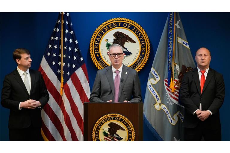 BI-Spezialagent James C. Barnacle, Jr. (M), US-Staatsanwalt Russ Ferguson (r) und Joseph Hatley, Leiter des Mint Hill Police Department.