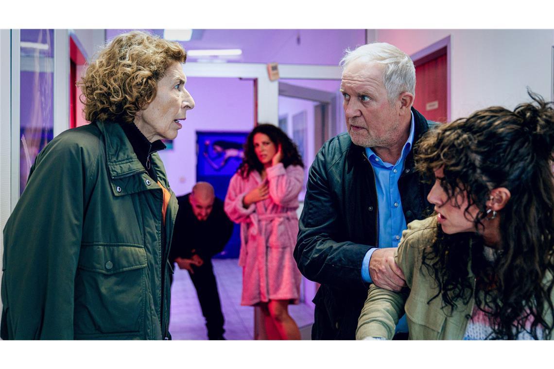 Bibi Fellner (Adele Neuhauser, li.), Ramona (Claudia Kottal), Moritz Eisner (Harald Krassnitzer) und Linda Filipovic (Gabriela García-Vargas, re.)