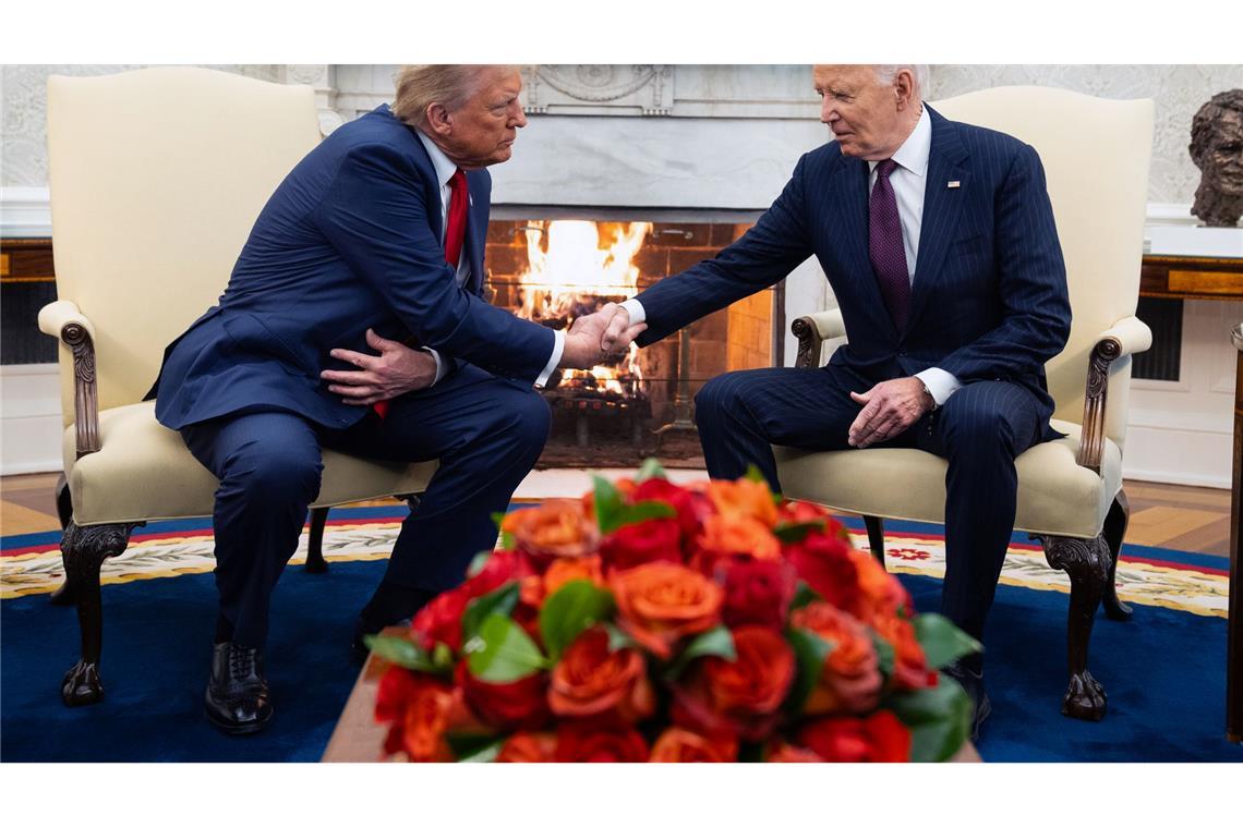 Biden empfängt Trump mit Handschlag im Weißen Haus Biden begrüßt Trump mit einem Handschlag im Weißen Haus.