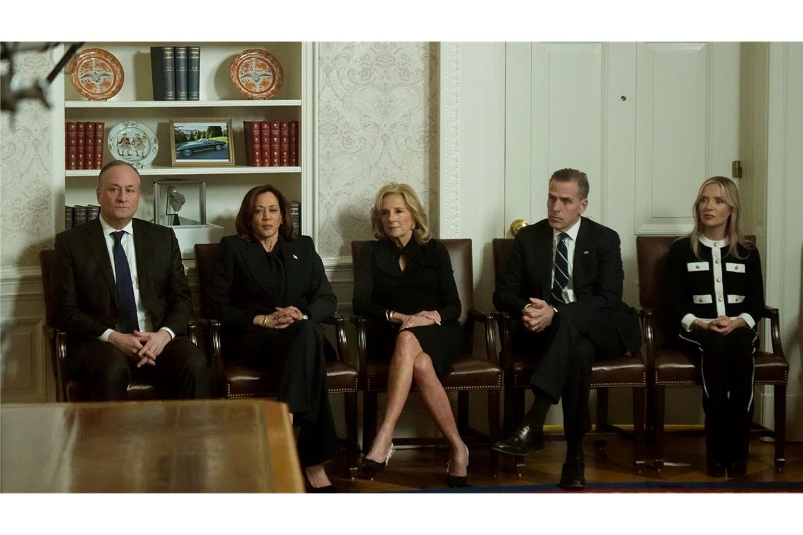 Biden warnt zum Abschied vor Gefahr durch Oligarchie in USA Bidens Vize Kamala Harris, First Lady Jill Biden und andere Vertraute verfolgten die Rede im Oval Office.