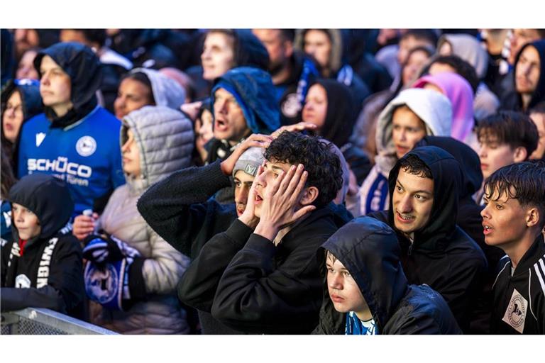 Bielefeld am 24. Mai 2025 im Fußballfieber – Pokalfinale VfB Stuttgart gegen Arminia Bielefeld: Die Fans reagieren auf die Stuttgarter Tore in der ersten Halbzeit. Die Arminia-Fans schauen das Spiel beim Public Viewing auf dem Jahnplatz in der Innenstadt.