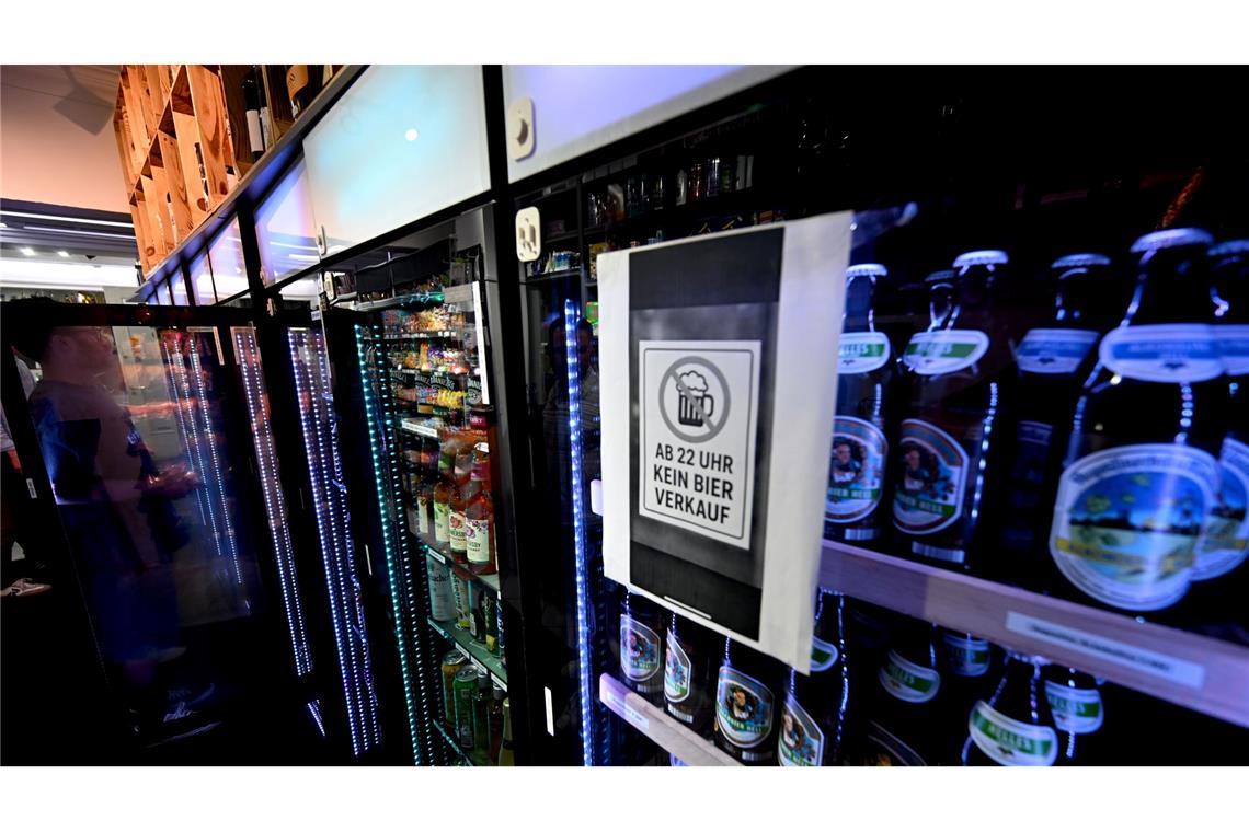 Bierflaschen dürfen in den Kiosken ab 22.00 Uhr nicht mehr abgegeben werden.