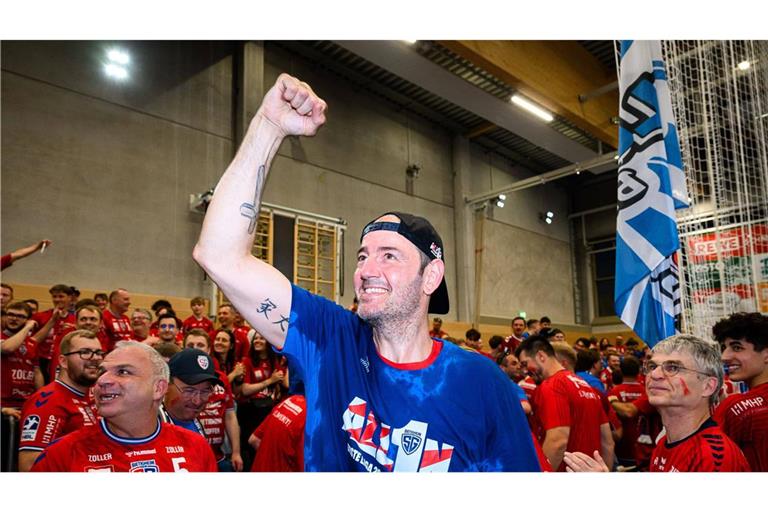 Bietigheims Trainer Iker Romero jubelt nach dem Aufstiegsparty-Match beim HC Oppenweiler/Backnang.