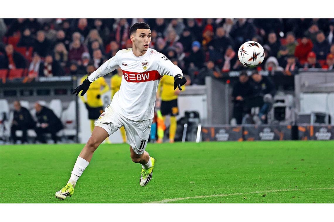 Bilal El Khannouss ist fokussiert auf den Ball – genauso wie der VfB auf den Pokal-Gegner Kiel. Das Ziel ist das Halbfinale.