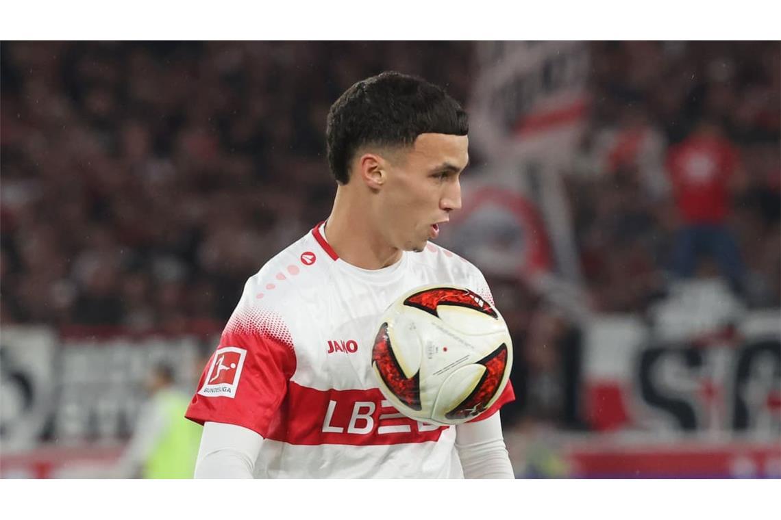 Bilal El Khannouss (Note 1,5): Der Offensivmann legte in Leverkusen einen starken Auftritt hin. Der Marokkaner war zunächst am 1:0 durch Demirovic maßgeblich beteiligt. Er war, nachdem er den Angriff selbst eingeleitet hatte, wunderbar in die Tiefe gestartet und zunächst an Flekken gescheitert. Und dann, ja dann, kam in Minute 51 der große Auftritt: Ballannahme und Mitnahme auf halblinks in einer Bewegung – und ein wunderbarer Flachschuss ins Glück von der Strafraumgrenze zum 3:1. Auch sonst sehr agil und brandgefährlich. Eine tolle Leistung.