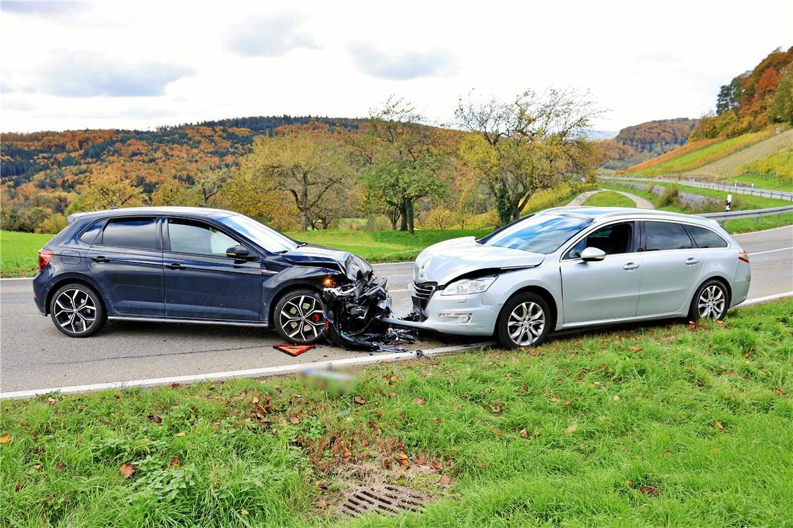 Autofahrerin nach Frontalzusammenstoß verletzt Autofahrerin nach Frontalzusammenstoß verletzt