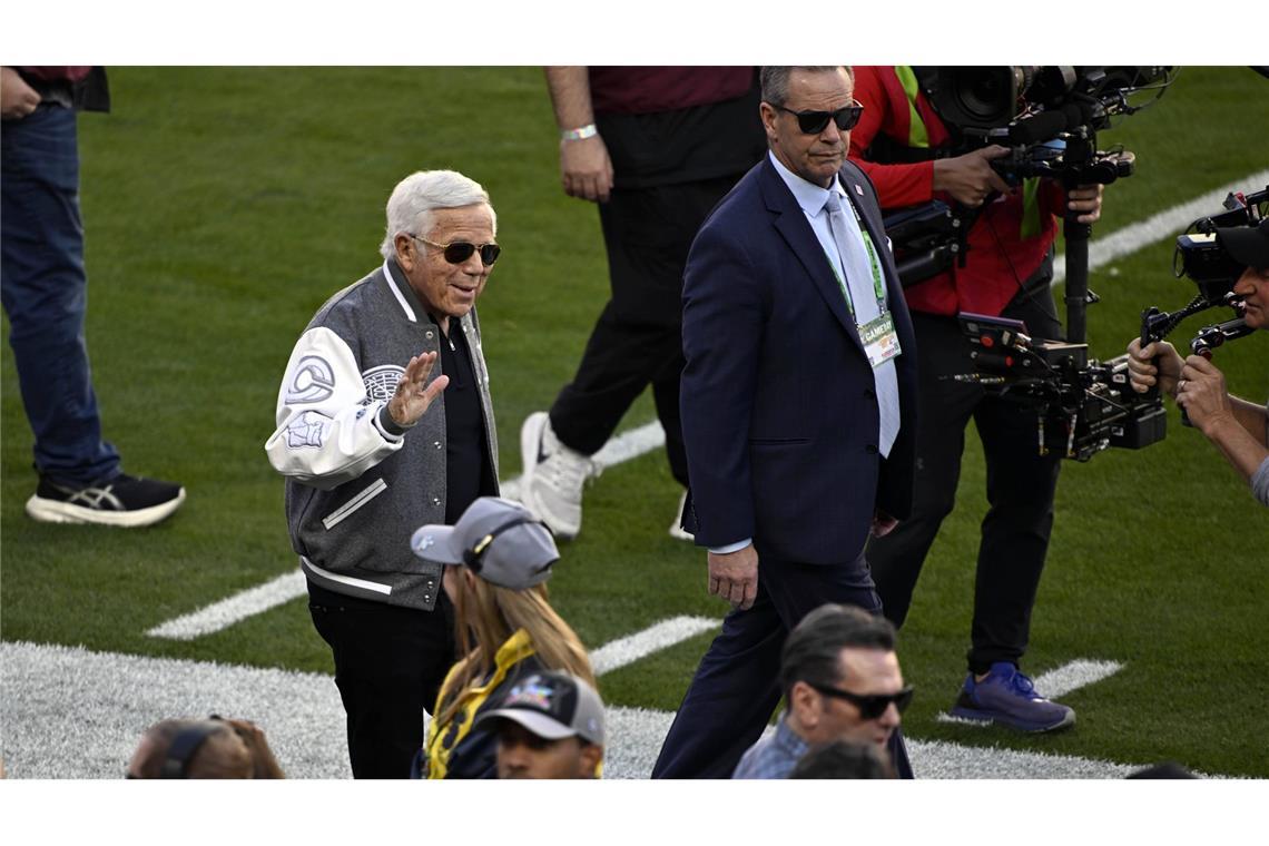 Auf dem Feld, bei der Halbzeitshow, auf der Tribüne:  Promis  beim Super Bowl