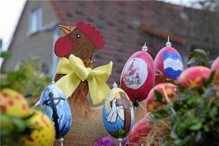 Detailliert bemalte Eier zum Osterbrunnengeburtstag
