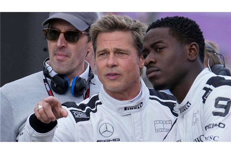 Bild von den Dreharbeiten im Sommer 2023 in Silverstone: Brad Pitt (Mitte) spricht mit Schauspielkollege Damson Idris (rechts). (Archivbild)