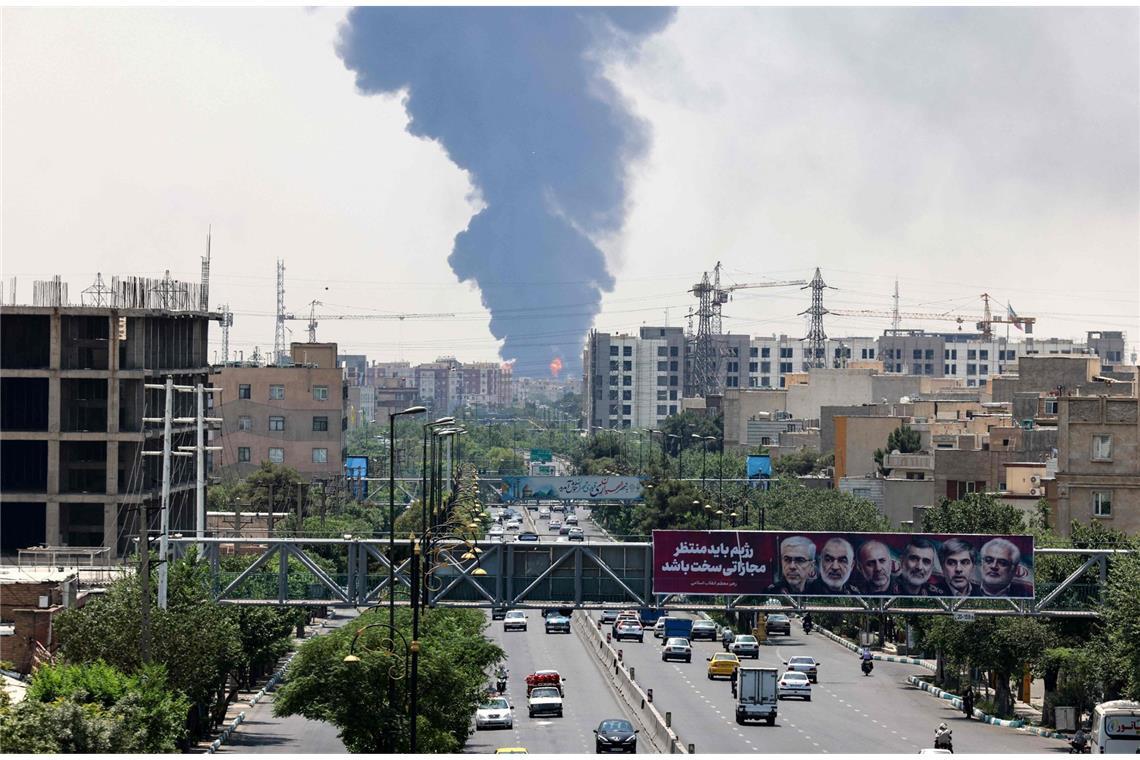 Bilder von iranischen Generälen und Atomwissenschaftler, die beim israelischen Angriff am 13. Juni getötet wurden, hängen über einer Straße (Archivbild).