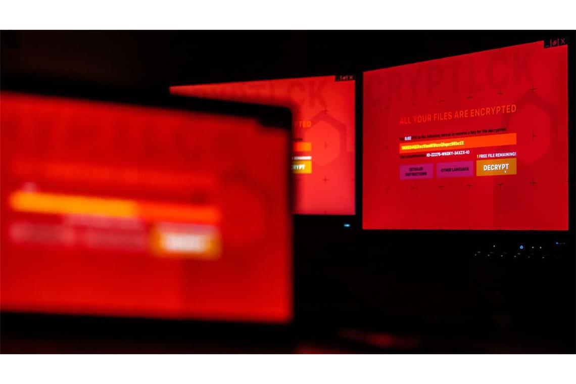 Bildschirme zeigen einen Computer, der mit einem fiktiven Verschlüsselungstrojaner befallen ist. In der Vergangenheit hat Ransomware ganze Firmen, aber auch Behörden und andere staatliche Einrichtungen lahmgelegt.