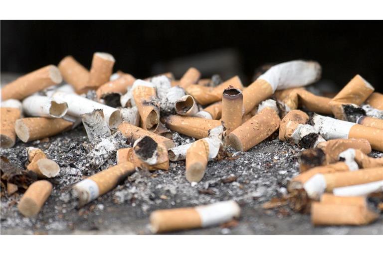 Billionen von Zigarettenkippen landen jedes Jahr in der Umwelt. (Symbolbild)