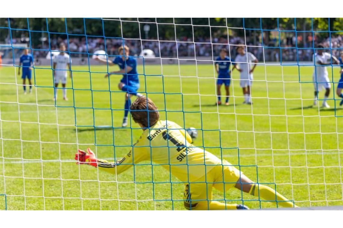 Bim Elfer von Justin Steinkötter hatte SGE-Keeper  Amil Siljevic noch Glück, die anderen beiden verwerteten Lee und Kudala vor der Rekordkulisse von 6070 Zuschauern. 