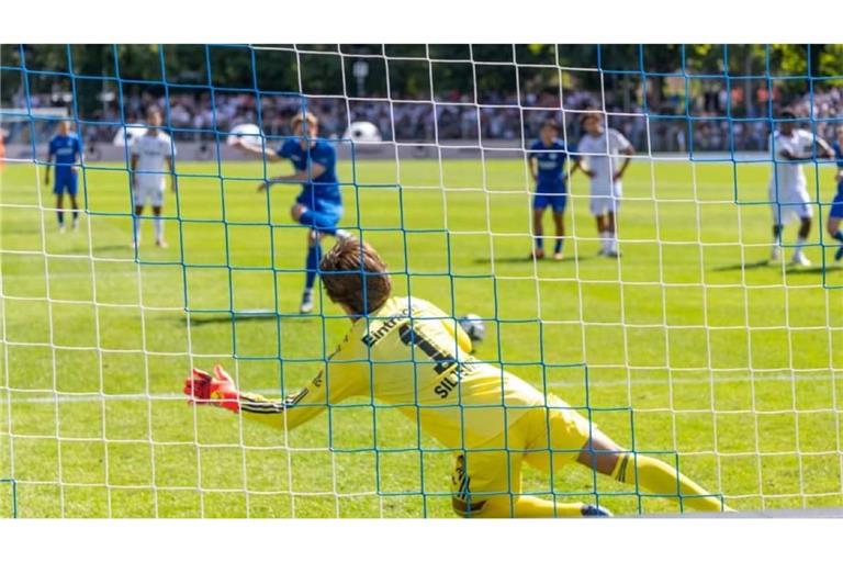 Bim Elfer von Justin Steinkötter hatte SGE-Keeper  Amil Siljevic noch Glück, die anderen beiden verwerteten Lee und Kudala vor der Rekordkulisse von 6070 Zuschauern. 