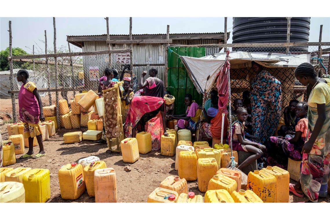 Binnenvertriebene in Südsudan holen Wasser am Stadtrand von Juba. (Archivbild)