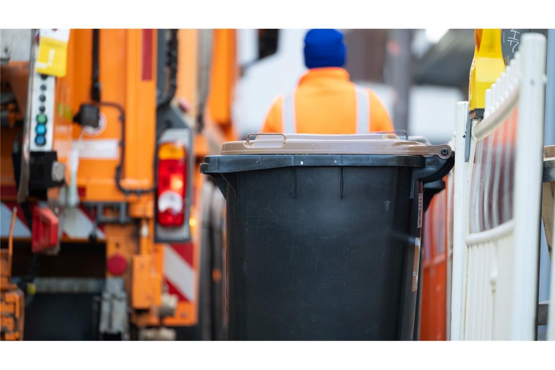 Strengere Regeln: Biomüll darf kaum noch Plastik enthalten Biotonnen sind wichtig, um organisches Material zu sammeln und Kompost herzustellen - aber was, wenn der Inhalt weniger organisch ist als gedacht? (Archivbild)