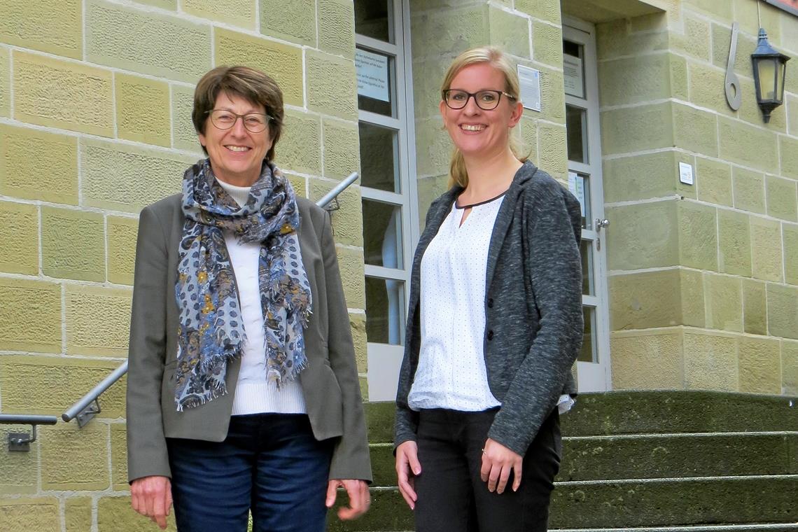 Abschied und Neuanfang in der VHS Birgit Wolf (links) hat die Volkshochschule im Murrhardter Grabenschulhaus seit 2008 geleitet und kontinuierlich weiterentwickelt. Nun gibt sie den Stab an Kristina Mall (rechts) weiter, die sich sehr auf die Arbeit freut. Foto: Christine Schick