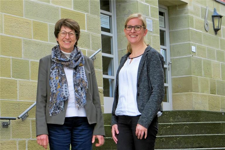 Birgit Wolf (links) hat die Volkshochschule im Murrhardter Grabenschulhaus seit 2008 geleitet und kontinuierlich weiterentwickelt. Nun gibt sie den Stab an Kristina Mall (rechts) weiter, die sich sehr auf die Arbeit freut. Foto: Christine Schick