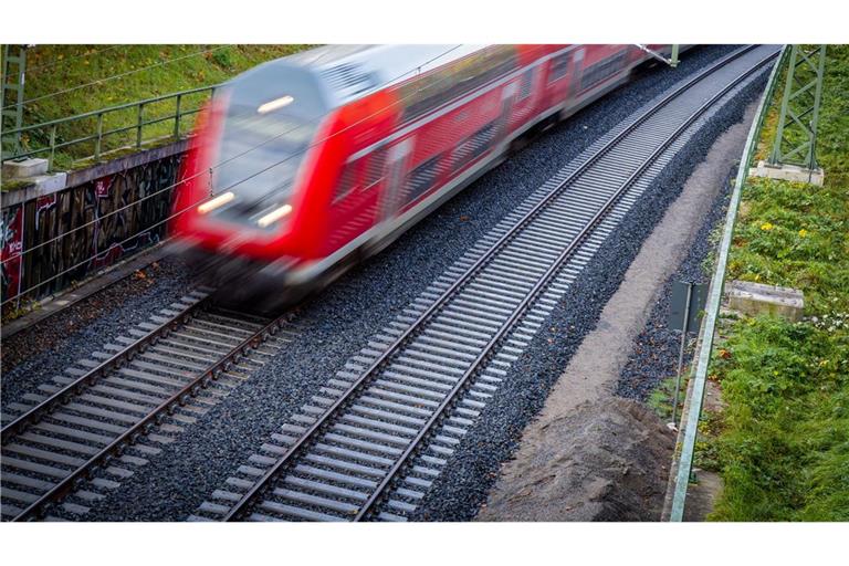 Bis 2027 will DB-Regio die Quote selbst verschuldeter Zugausfälle auf unter ein Prozent bringen. (Archivbild)