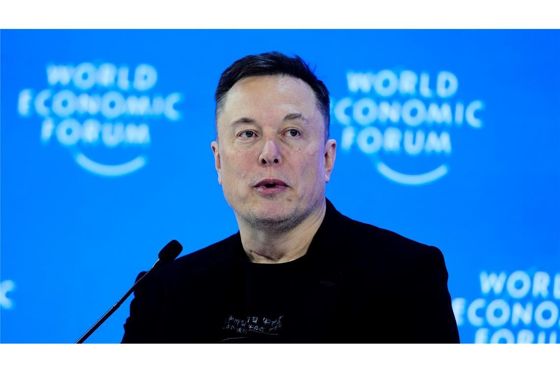 Bis Ende kommenden Jahres könnte Tesla Optimus-Roboter "an die Öffentlichkeit" verkaufen, prognostizierte Elon Musk in Davos.
