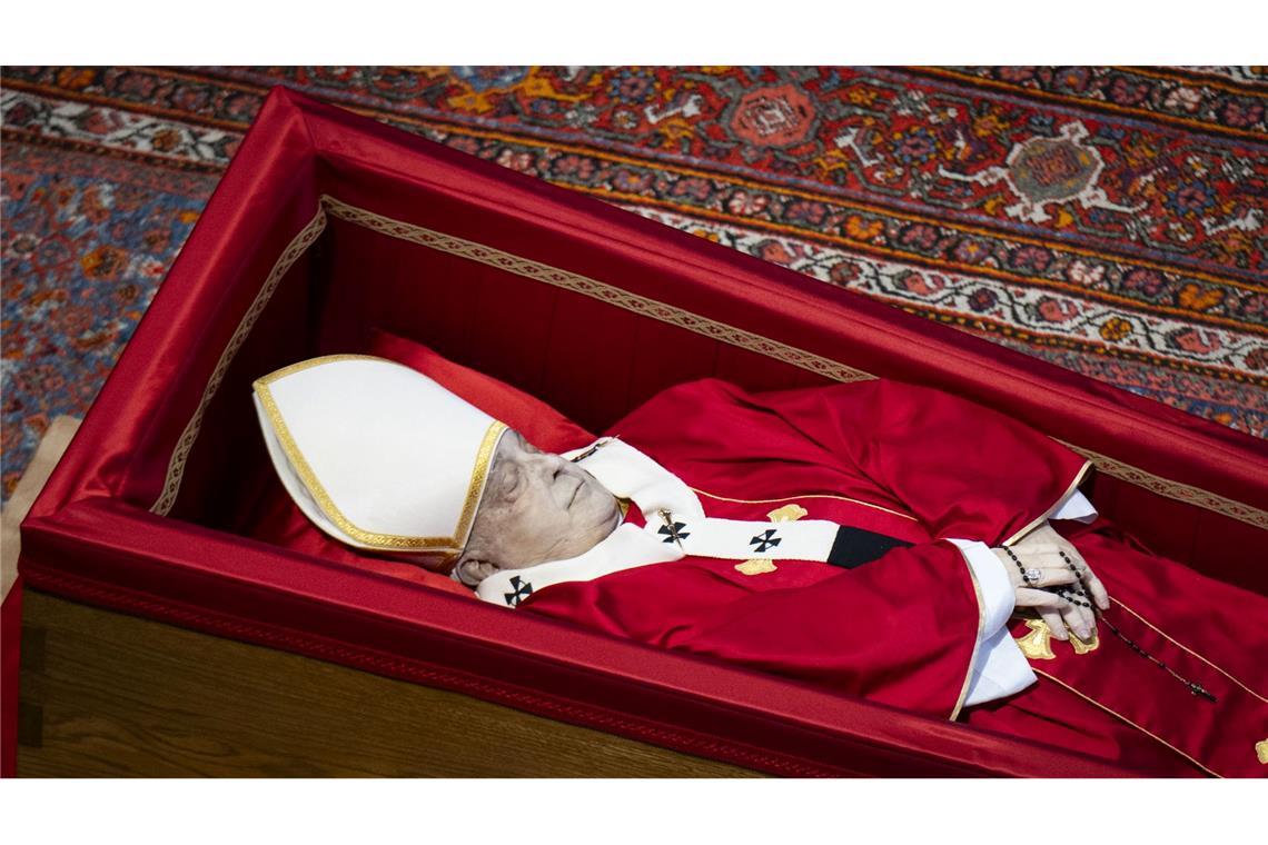 Abschiednehmen von Franziskus: "Gracias", Warten und Tränen Bis Freitagabend ist der Leichnam des toten Papstes im Petersdom aufgebahrt.