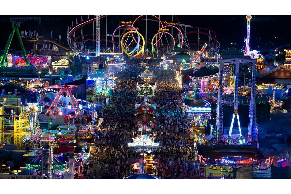 "Too hot to Hendl" - Wiesn startet mit Hitzerekord Bis in den späten Abend hinein blieb es voll auf dem Gelände.