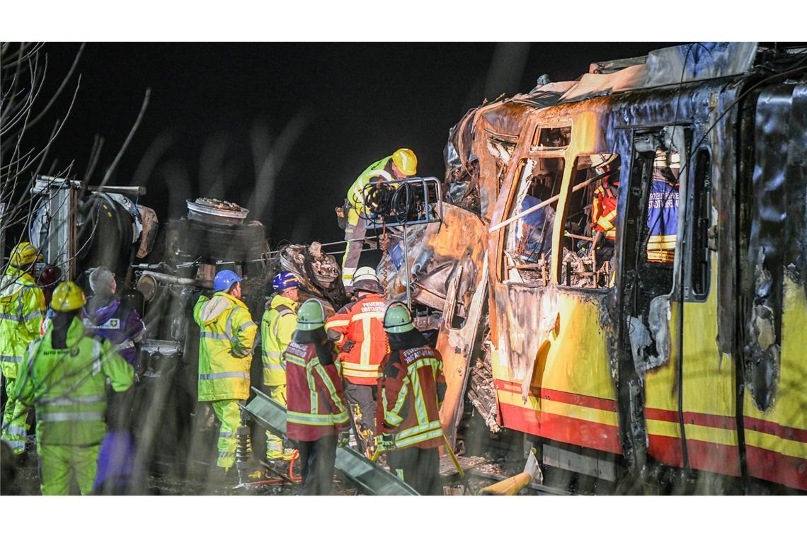 Zugunglück: Staatsanwaltschaft ermittelt gegen Lkw-Fahrer Bis in die Nacht arbeiteten die Einsatzkräfte an der Unfallstelle.
