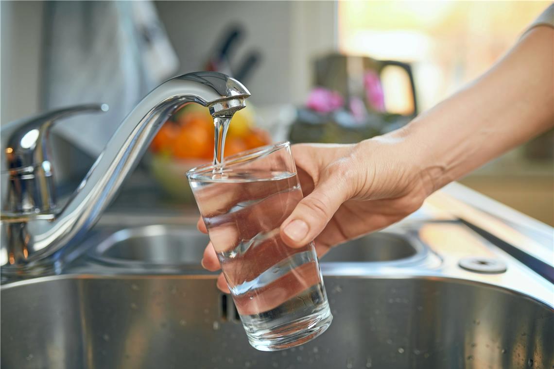 Dünger in Wasserschutzgebiet ausgebracht Bis kommenden Montag gilt weiterhin die Empfehlung von Stadt und Stadtwerken, das Wasser in Murrhardt (Ausnahmen siehe Infotext) abzukochen und nicht einfach aus dem Wasserhahn zu trinken. Foto: Adobe stock/samopauser