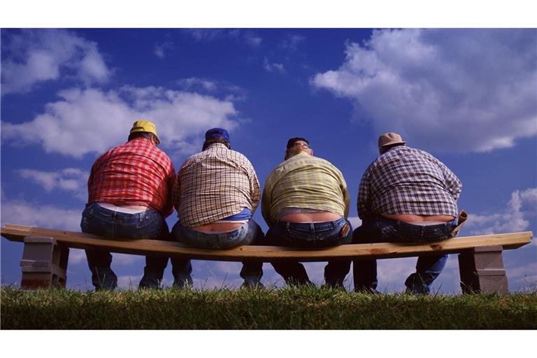 Bis sich die Balken biegen: Vier übergewichtige amerikanische Arbeiter machen ihre Lunch-Pause.