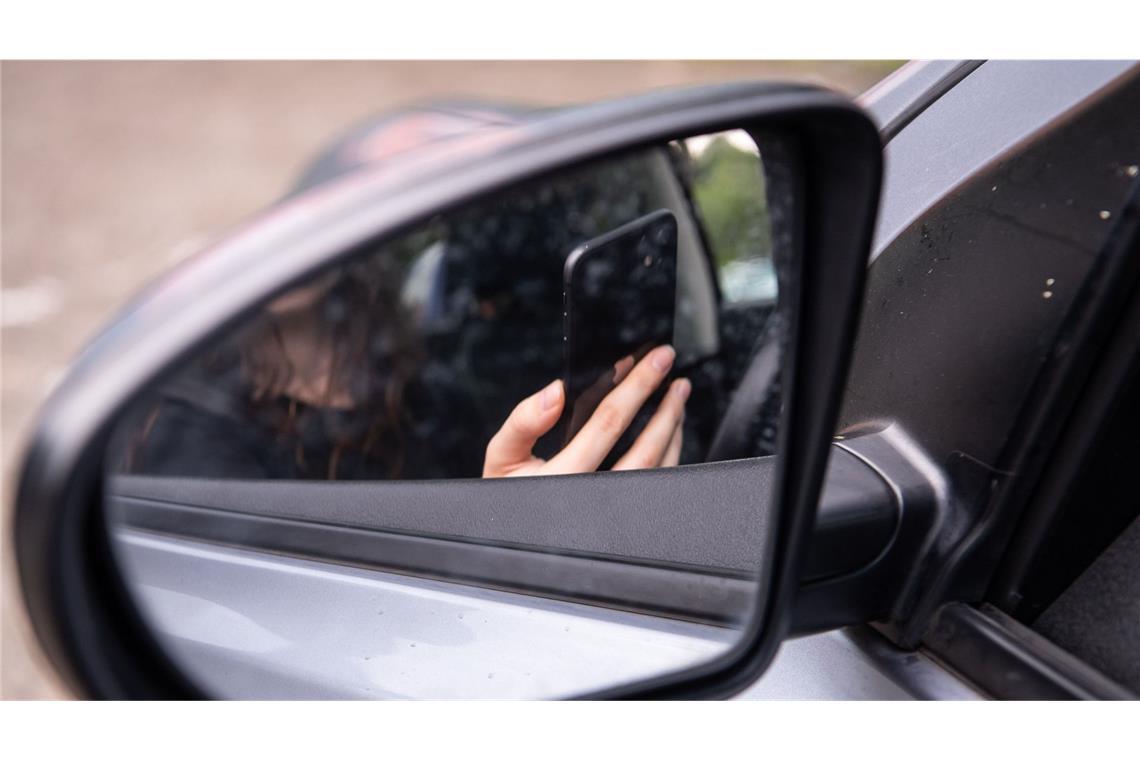 Aufpassen am Steuer: Polizei-Kontrollwoche gegen Ablenkung Bis Sonntag kontrolliert die Polizei verschärft, ob Autofahrer elektronische Geräte wie Mobiltelefon, Tablet oder Laptop nutzen. (Symbolbild)