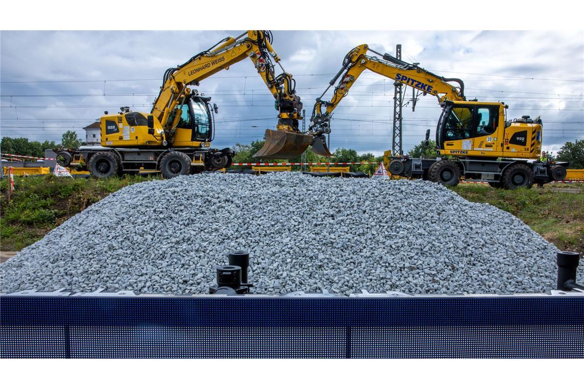 Größtes Bahn-Sanierungsprojekt in Deutschland gestartet Bis zu 2,5 Milliarden Euro sollen nach Worten des Parlamentarischen Staatssekretärs im Bundesverkehrsministerium, Ulrich Lange, bis Ende April 2026 investiert werden.