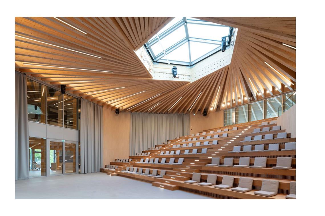 Bis zu 400 Menschen finden im Trumpf Ausbildungszentrum in Ditzingen <a href="/inhalt.architektur-in-stuttgart-grosse-auszeichnung-fuer-geplanten-bau-in-stuttgarts-weissenhofsiedlung.6d8414a2-5381-49f8-b101-c749fc1bd20e.html" target="_blank">Platz, gestaltet von Barkow Leibinger</a>  aus Berlin.