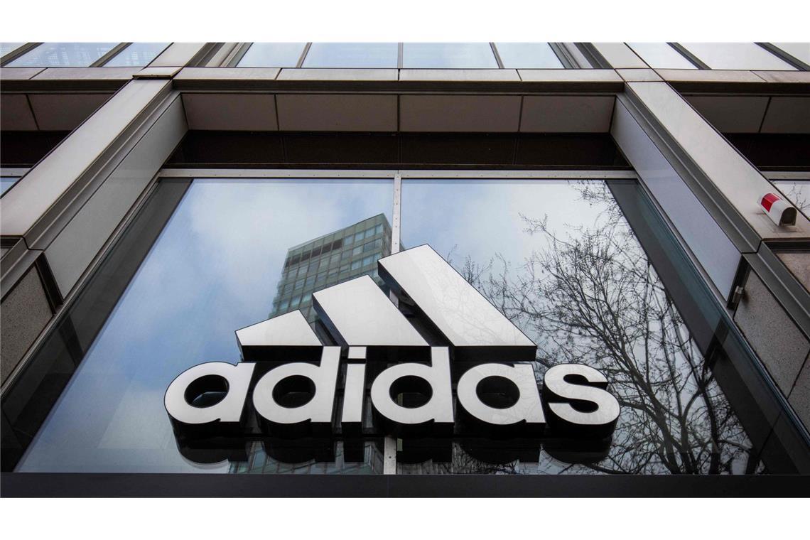 Adidas will hunderte Stellen in seiner Zentrale streichen Bis zu 500 Jobs sollen bei Adidas wegfallen.