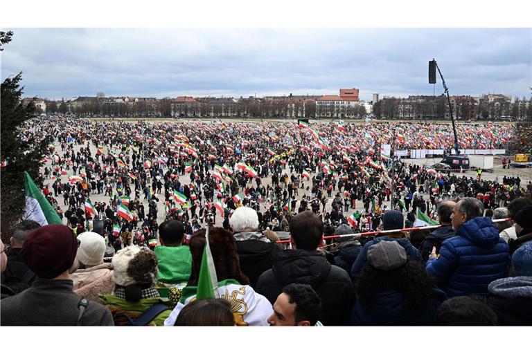 Bis zum Nachmittag zählte die Polizei bereits 200.000 Teilnehmer auf der Iran-Demo auf der Theresienwiese.