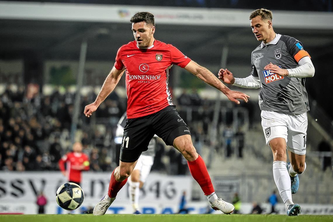 Bis zum Saisonende ist Michael Kleinschrodt noch für Großaspach am Ball, dann zieht es den Stürmer nach Aalen. Foto: Alexander Becher