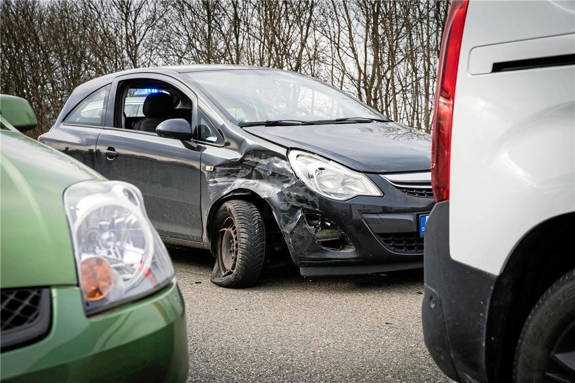 Unfall auf der B29-Überleitung Bis zur Bergung der Fahrzeuge kam es zu Verkehrsbehinderungen. Foto: 7aktuell.de/Kevin Lermer