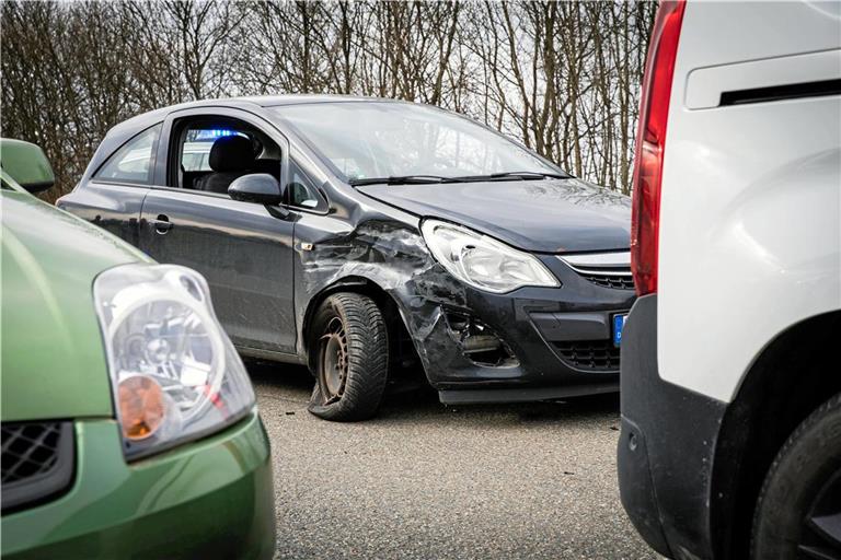 Bis zur Bergung der Fahrzeuge kam es zu Verkehrsbehinderungen. Foto: 7aktuell.de/Kevin Lermer
