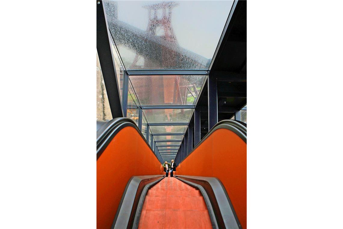 Donald Trumps Wutrede und der Aufstieg der Rolltreppe Bis zur Fertigstellung der Rolltreppe in der Elbphilharmonie war sie die längste Rolltreppe Deutschlands. Jetzt ist die 58 Meter lange Fahrtreppe auf der Zeche Zollverein in Essen lediglich die längste freistehende Rolltreppe der Republik. Sie befördert Besucher auf zwei Gangways mit je 250 Stufen 24 Meter hoch in die zum Museum umgebaute ehemalige Kohlenwäsche. Die Fahrzeit beträgt 90 Sekunden.